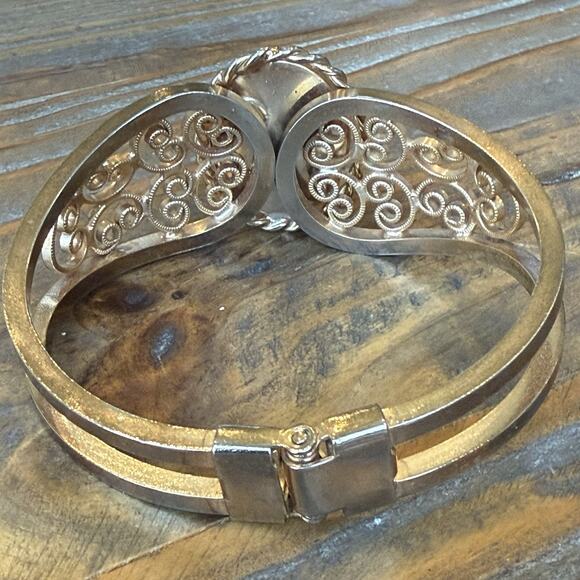 Vintage Gold Tone Spring Closure Clamper Bangle Cameo Bracelet - Picture 5 of 10